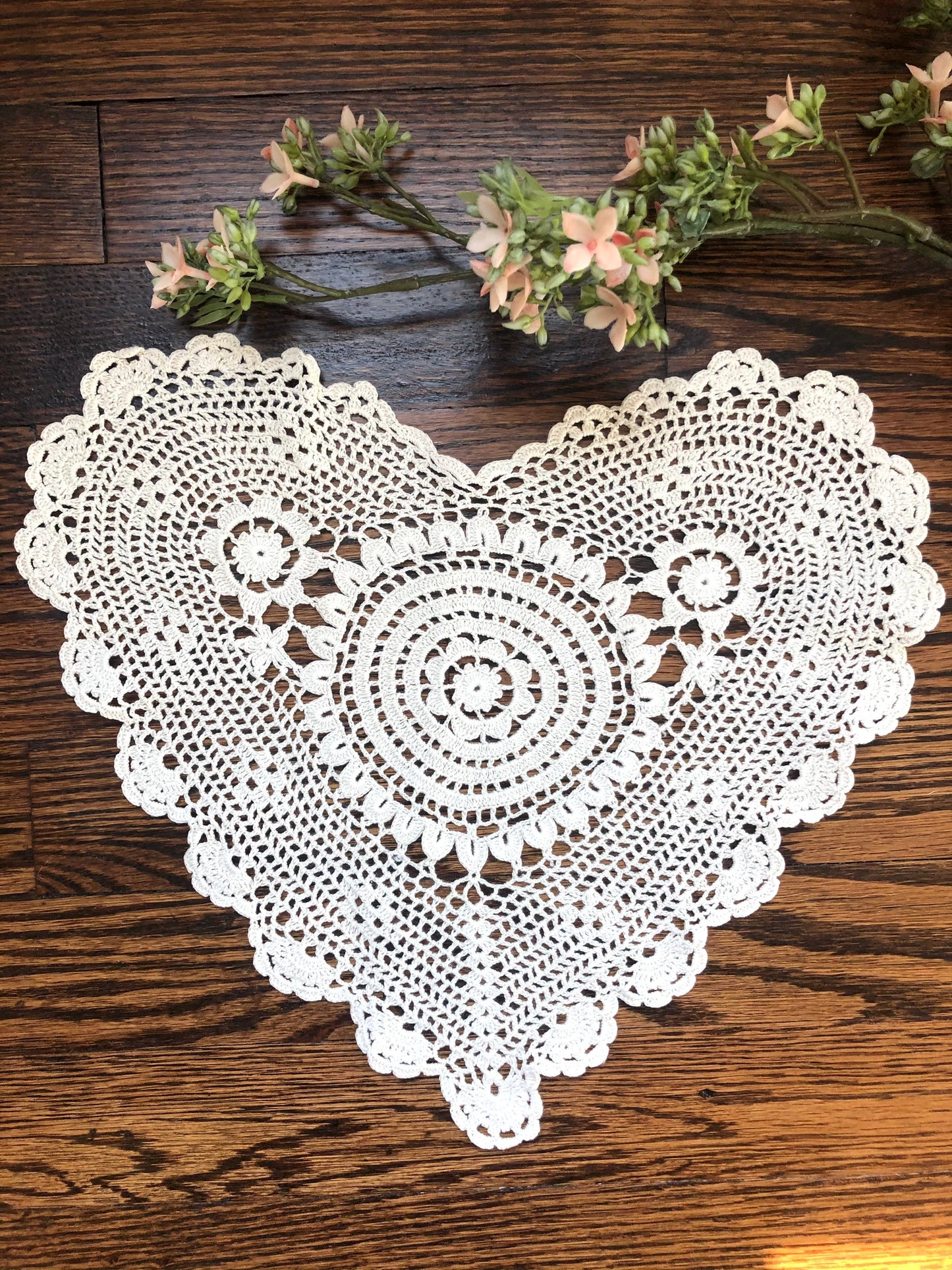 Annie's Treasures Doilies in Heart Shape