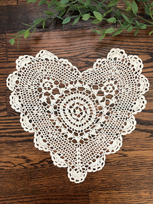 Annie's Treasures Doilies in Heart Shape