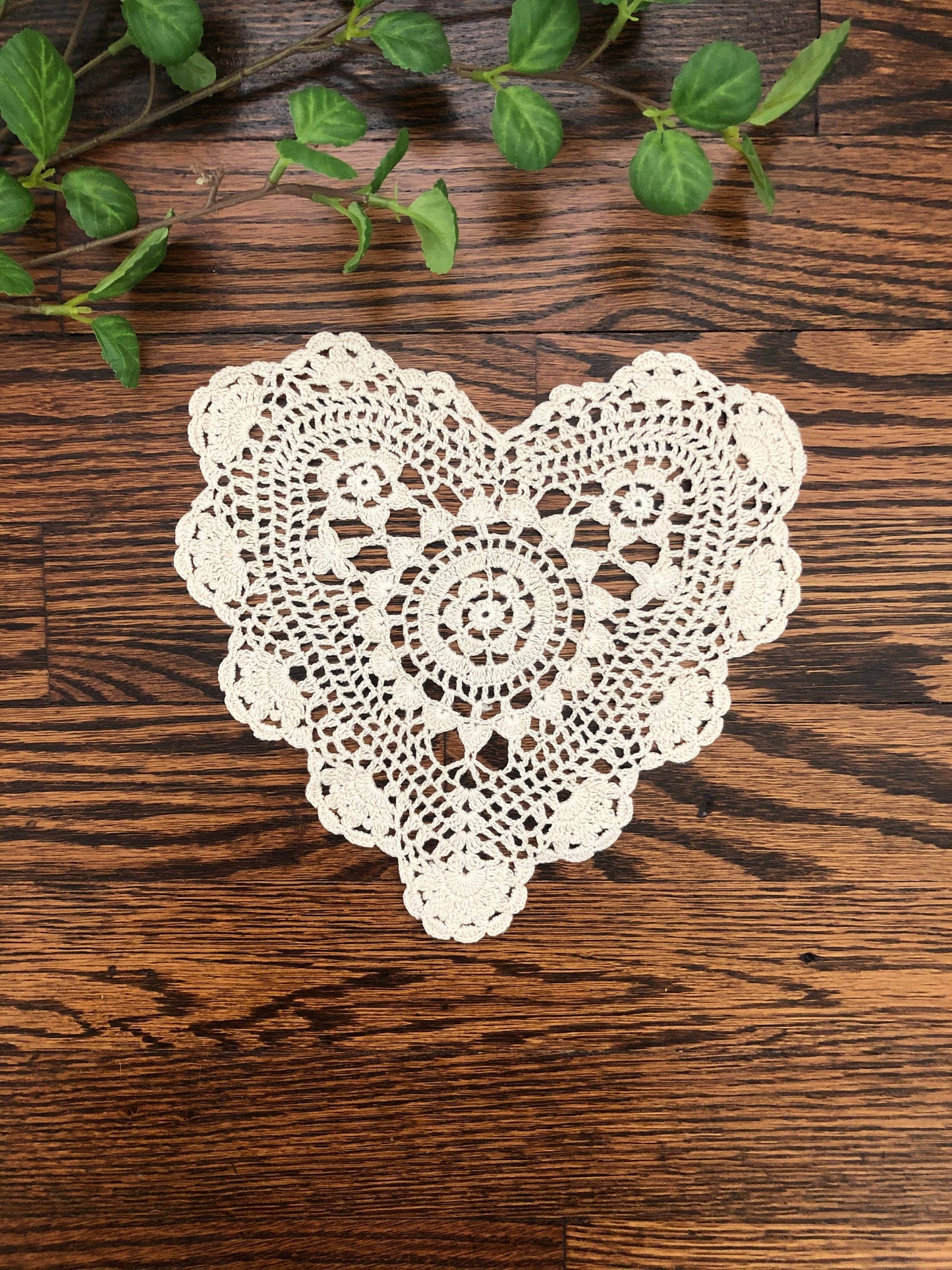 Annie's Treasures Doilies in Heart Shape