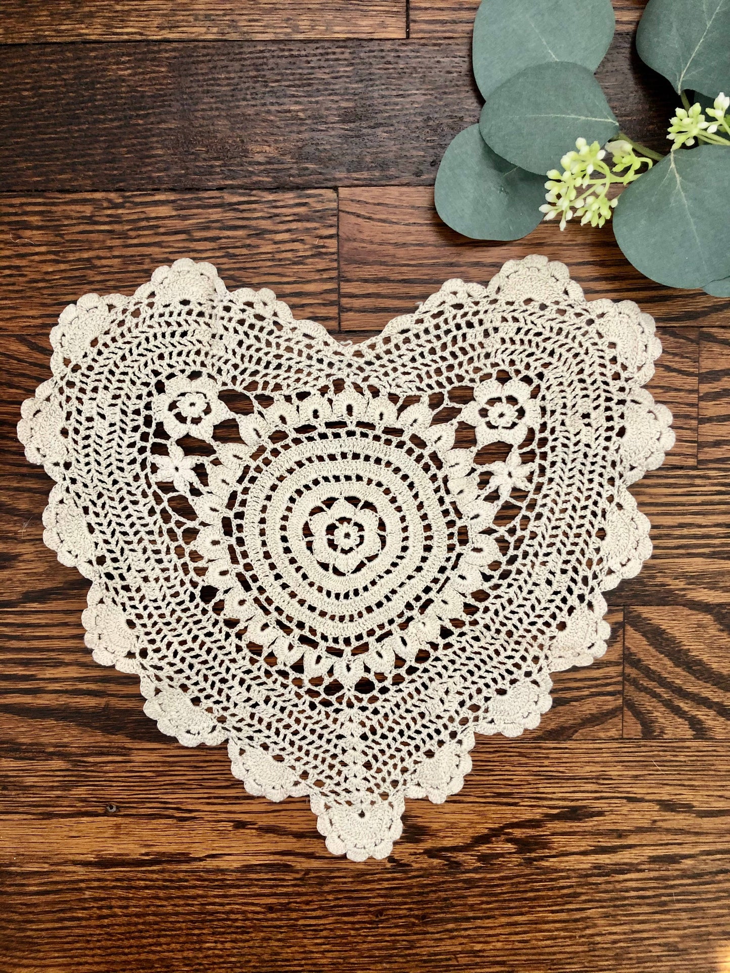 Annie's Treasures Doilies in Heart Shape